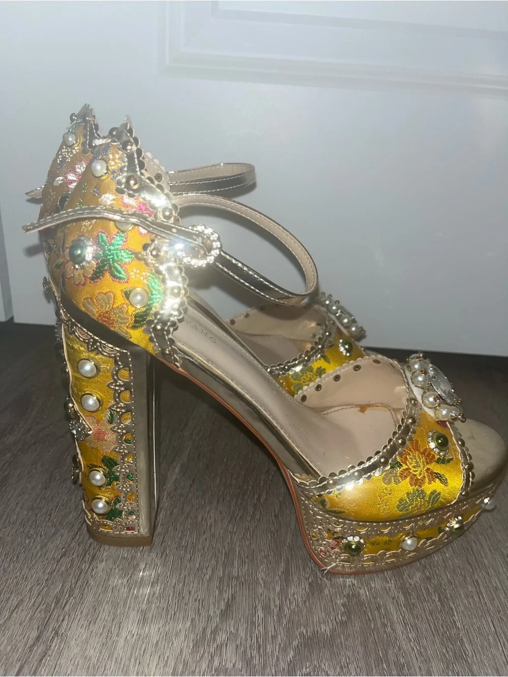 Azalea Wang gold platform